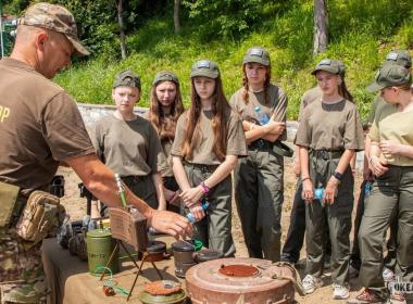 Директор Центра «ВОИН» и директор ВДЦ «Океан» открыли межрегиональную смену «Время юных героев» на Дальнем Востоке