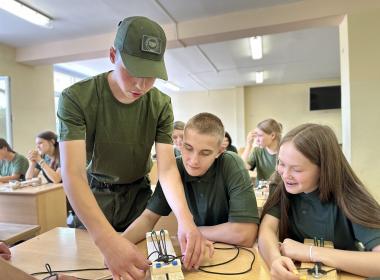 Курсанты Центра «ВОИН» сделали для бойцов СВО более тысячи браслетов жизни ко Дню государственного флага России