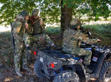 Инструктор Центра «ВОИН» из Кузбасса Алексей Бурлаков проводит занятия для курсантов Военного университета