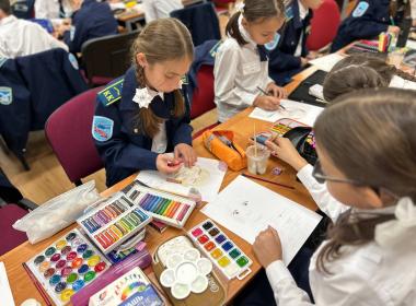 «Портрет героя»: кадеты нарисовали портрет инструктора Центра «ВОИН», участника СВО