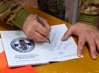 Артем Катулин лично принял экзамен по тактической медицине у псковских курсантов