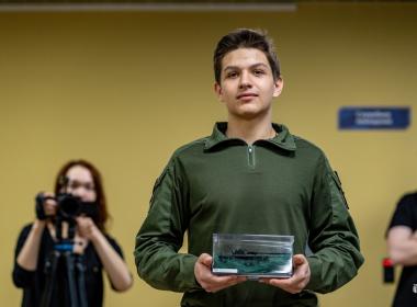 Герой РФ Степан Белов пообщался с курсантами и подарил Центру «ВОИН» флаг танковых войск