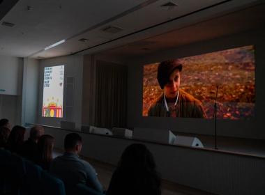 Ветеран Медков спел «Катюшу», дал советы молодежи и станцевал вальс с курсанткой Центра «ВОИН» в ходе телемоста